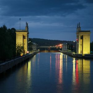 Шлюз в ночное время Канал имени Москвы Икша