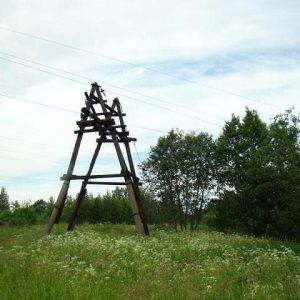 Старая деревянная опора ЛЭП для электроснабжения насосной станции